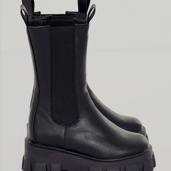 Extreme Chunky Sole Calf High Chelsea Boots - Picture 3 of 10